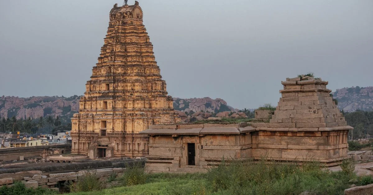 Explorez le majestueux temple de Virupaksha dans la ville historique de Hampi, en Inde, au crépuscule.